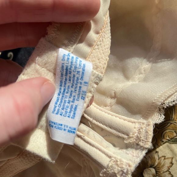 Vintage cream satin Chantilly lace trim Maidenform strapless bra •32B - Picture 7 of 11